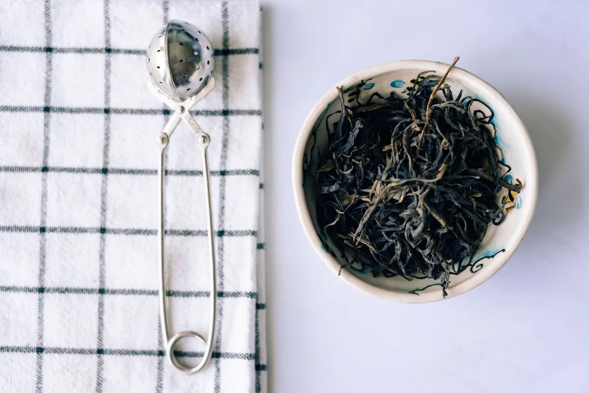 Oolong vs. Pu-erh: A Beginner's Comparison of Flavor, Caffeine, and Brewing
